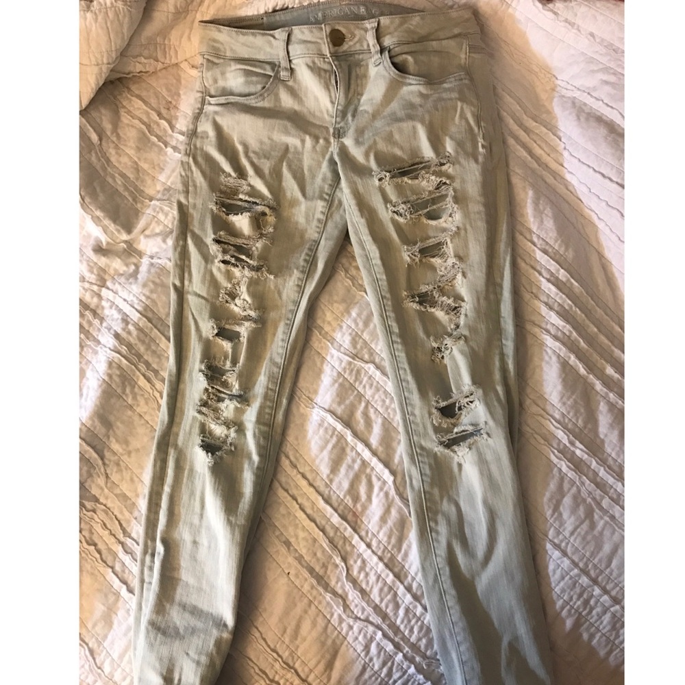 Lightwash ripped American Eagle jeans!